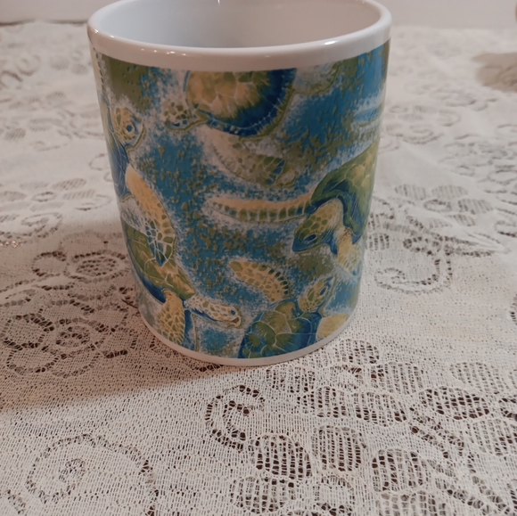 Coffee cup dolphins underwater scene - Picture 3 of 7